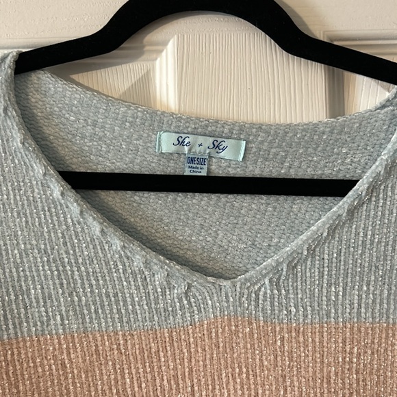 She + Sky color blocked sweater- one size - Picture 2 of 8